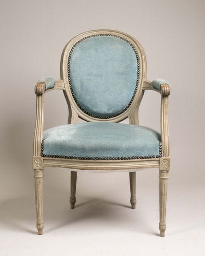 Living room furniture with cabriolet-style...