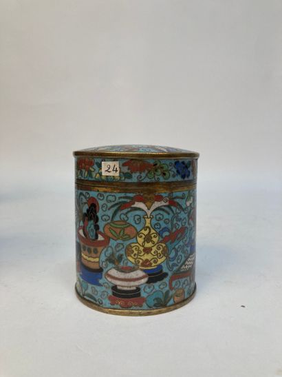 CHINA - 19th century
Cylindrical box made...