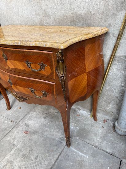 Commode néo Louis XV en bois et marbre
90...