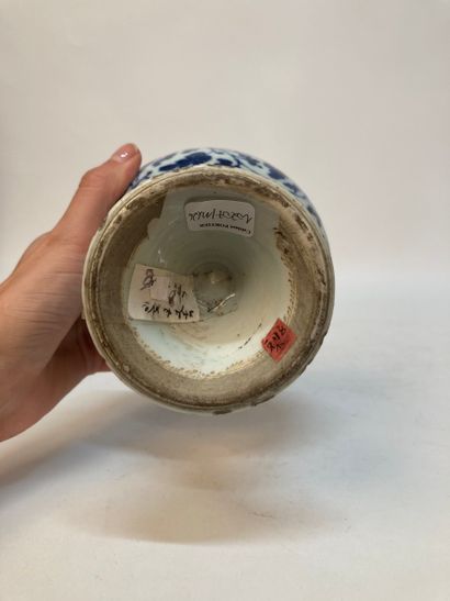CHINA - 18th century
Porcelain footed bowl...