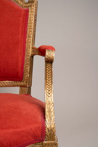 Armchair with a cabriolet backrest in molded,...