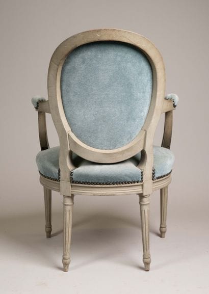 Living room furniture with cabriolet-style...