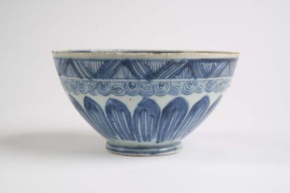 CHINA, 18th century 
Porcelain bowl with...