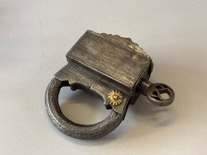Cadenas en fer forgé avec décor en laiton...