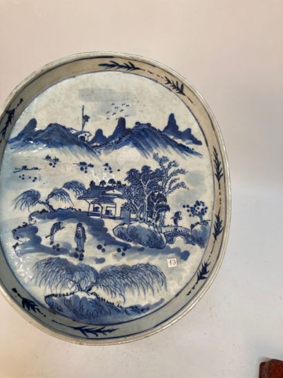 CHINA - 18th/19th century
Oval porcelain...