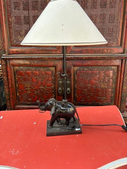 Lampe éléphant en métal genre bronze à patine...