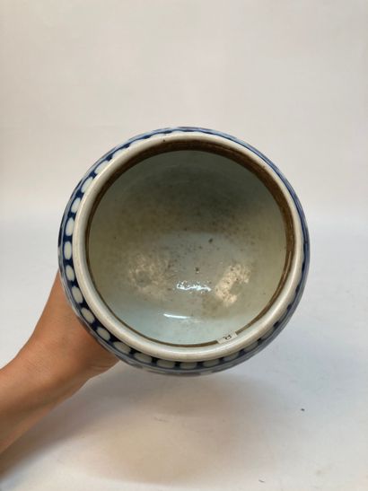 CHINA - 18th century
Porcelain footed bowl...