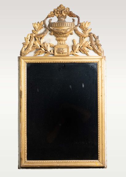 Miroir d’applique à fronton en bois mouluré,...