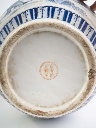 CHINA, 20th century 
Porcelain vase decorated...
