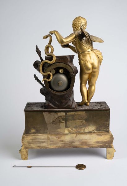 Pendule en bronze à 2 patines figurant un...