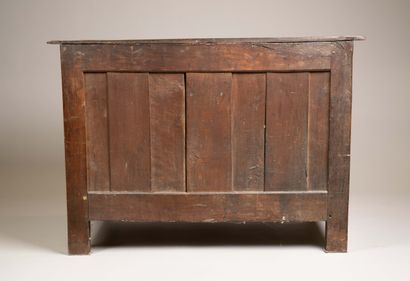 Commode à façade mouvementée en noyer mouluré,...