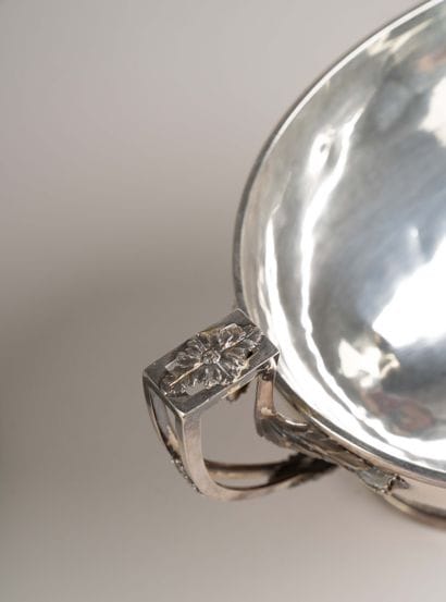 Oblong, lidded soup tureen in plain silver,...