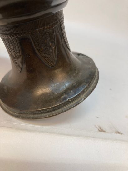 CHINA - 17th century
Small bronze vase in...