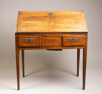 Secrétaire de pente en noyer marqueté d’un...