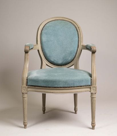 Living room furniture with cabriolet-style...