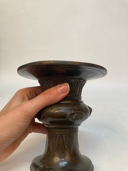 CHINA - 17th century
Small bronze vase in...