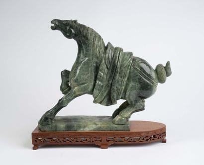 CHINE, XXe 
Statue de cheval se cabrant en...