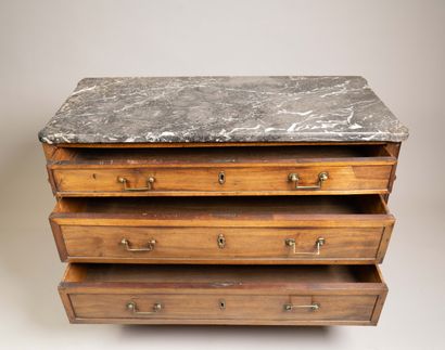 Commode en acajou et placage d’acajou mouluré...