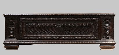 Cassone en noyer à décor en façade de godrons,...