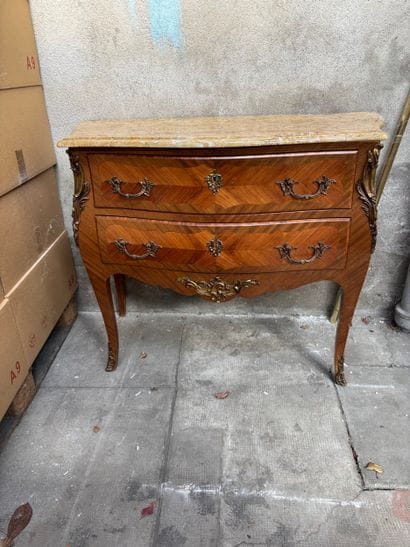Commode néo Louis XV en bois et marbre
90...
