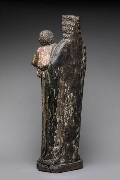 Vierge à l’Enfant en noyer sculpté et polychromé....