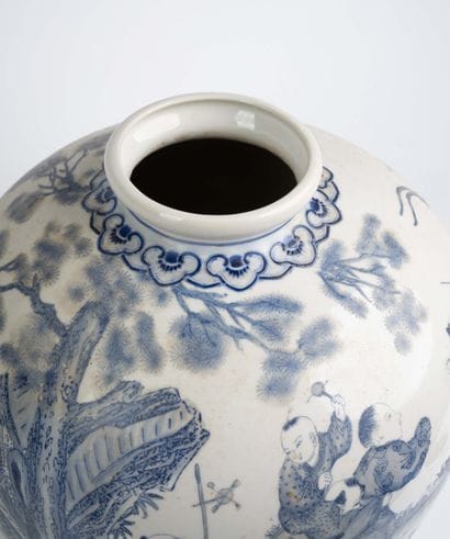 CHINA, 20th century 
Porcelain vase decorated...