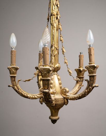 Lustre à cinq bras de lumière en bronze ciselé...