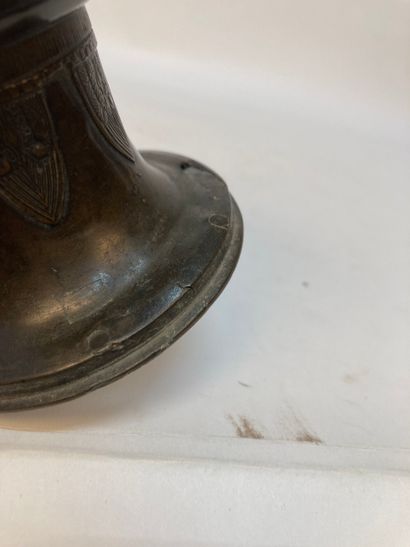 CHINA - 17th century
Small bronze vase in...