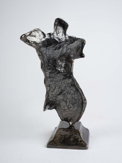 Yves LOHE (né en 1947) 
Buste d'homme 
Bronze...