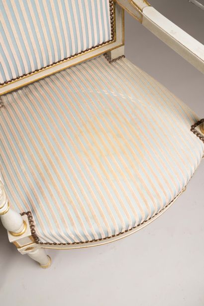 Paire de fauteuils à dossier plat à enroulement...