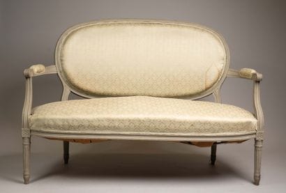 Living room furniture with cabriolet-style...
