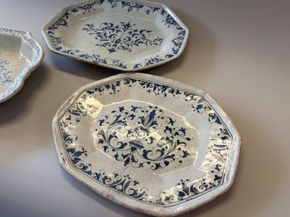Lot de 3 plats en faïence, décor en camaïeu...