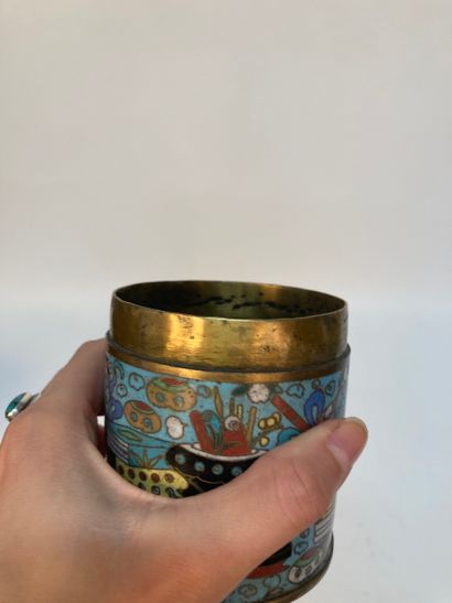 CHINA - 19th century
Cylindrical box made...