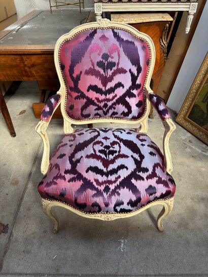 Fauteuil de style Louis XV en bois laqué...