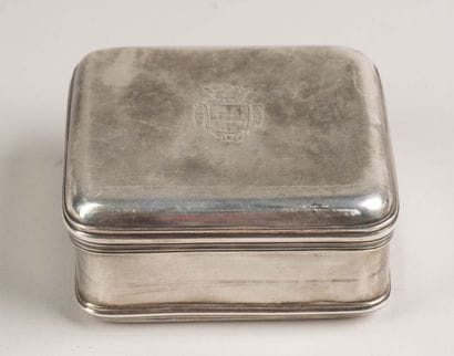 Silver-plated box with a lid decorated with...