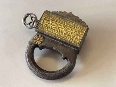 Cadenas en fer forgé avec décor en laiton...