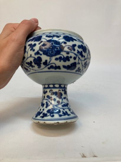 CHINA - 18th century
Porcelain footed bowl...