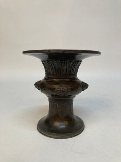 CHINA - 17th century
Small bronze vase in...
