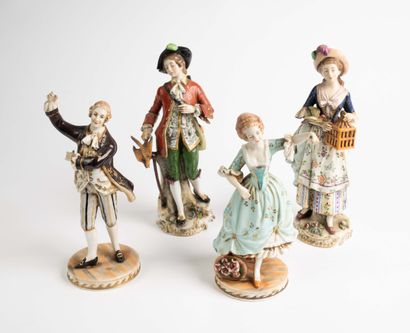 Lot de 4 statuettes en porcelaine : divers...
