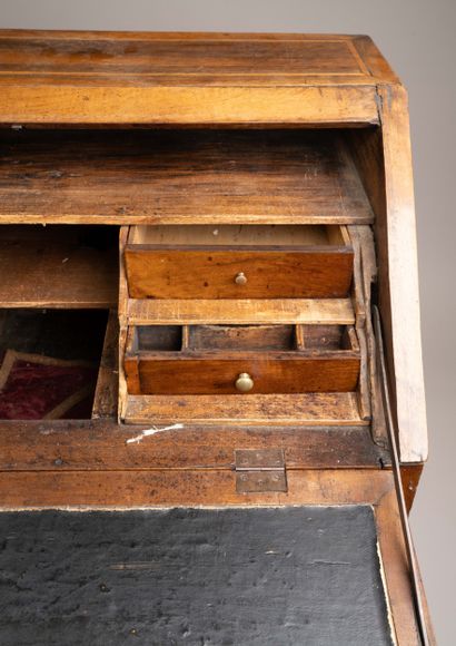 Secrétaire de pente en noyer marqueté d’un...
