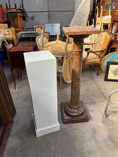 Colonne en bois peint à l'imitation du marbre...
