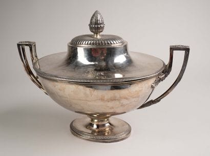Oblong, lidded soup tureen in plain silver,...