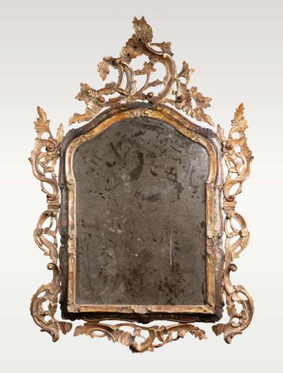 Miroir d’applique à fronton de forme chantournée...
