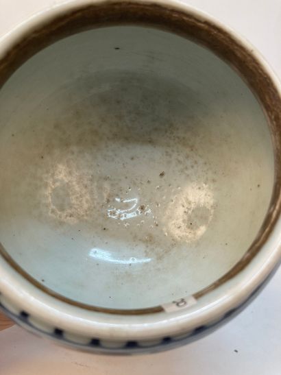 CHINA - 18th century
Porcelain footed bowl...