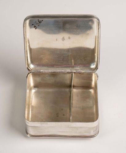 Silver-plated box with a lid decorated with...