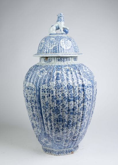 DELFT
Covered earthenware vase with beveled...