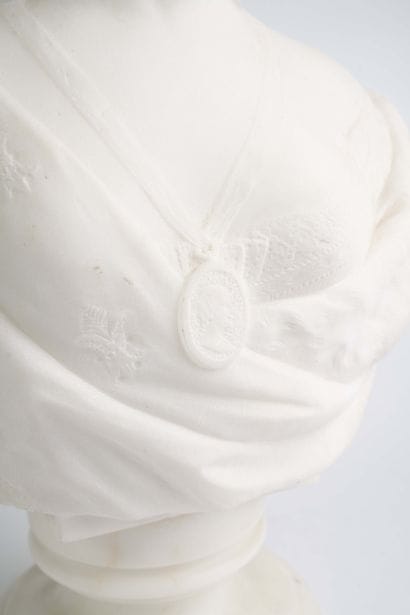 Buste sur piédouche en albâtre figurant Marie-Antoinette.
haut...