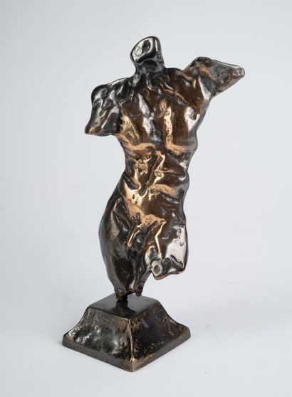 Yves LOHE (né en 1947) 
Buste d'homme 
Bronze...