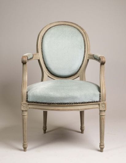 Living room furniture with cabriolet-style...