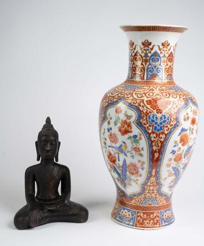 Set consisting of a porcelain vase with Asian-style...